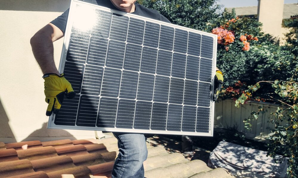 charge battery with solar panel